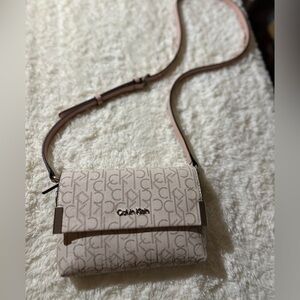 Calvin Klein Key Item Signature Logo Flap Crossbody Bag in Champagne/White